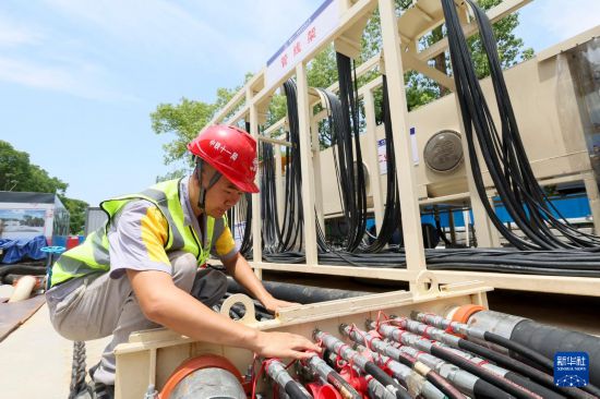 6月18日，作業人員在檢查豎井掘進機液壓管路。新華社記者 王翔 攝