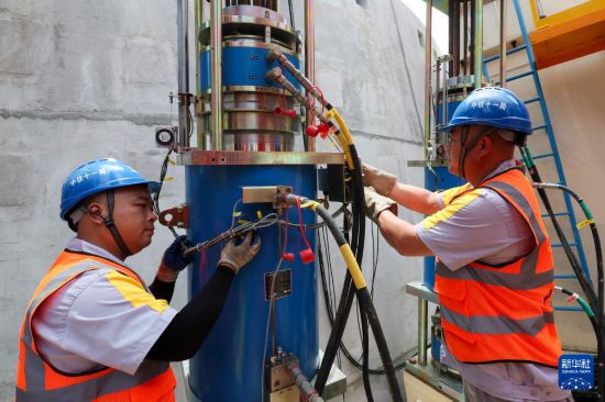 6月18日，作業人員在調試豎井掘進機配套設施。新華社記者 王翔 攝