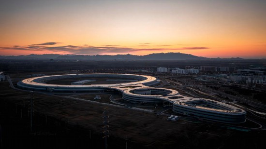 晨光下的高能同步辐射光源（无人机照片，2024年12月27日摄）。新华社发（袁广摄）