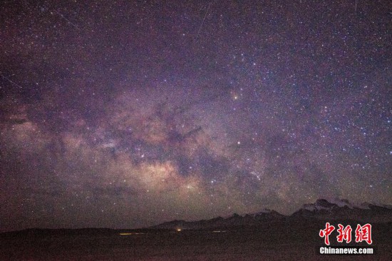 圖為6月21日晚，西藏阿裡瑪旁雍錯附近的雪山、銀河景觀。曹枝清 攝