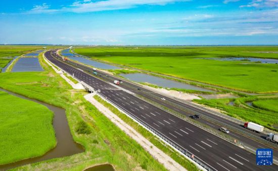 6月23日拍攝的已經完工的京哈高速盤錦段改擴建工程（無人機照片）。新華社記者 楊青 攝