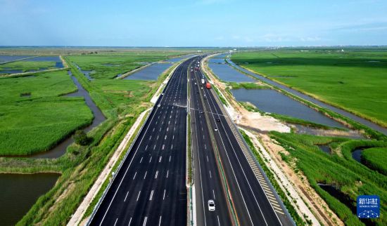 6月23日拍攝的已經完工的京哈高速盤錦段改擴建工程（無人機照片）。新華社記者 楊青 攝