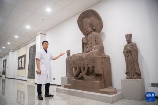  6月24日，在大足石刻文物醫院，工作人員介紹三維建模數字化還原的大足石刻摩崖造像。    新華社記者 唐奕 攝