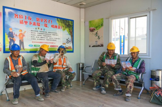 6月11日，中鐵十二局工人在河北雄安新區啟動區西北片區小學項目建設工地的職工驛站內納涼。新華社記者 牟宇 攝