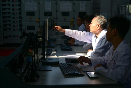 2025年6月18日，科研人員對“夸父”低雜波電流驅動系統進行調試。當日，由中國科學院合肥物質科學研究院等離子體物理研究所承擔的聚變堆主機關鍵系統綜合研究設施“夸父”（CRAFT）項目取得重要進展，該設施低雜波電流驅動系統通過專家組測試與驗收，系統全部實現國產化，性能達到國際領先水平。新華社記者 周牧 攝
