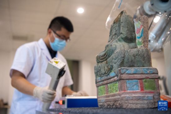   6月24日，在大足石刻文物醫院，工作人員對石質文物進行修復並採集數字化信息。    新華社記者 唐奕 攝
