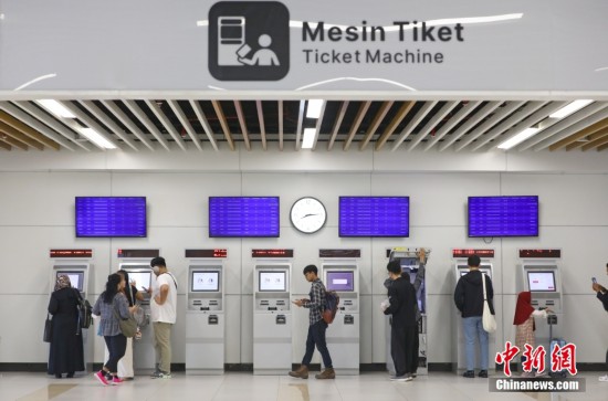 當地時間6月26日，旅客在印度尼西亞雅加達哈利姆高鐵站購票。