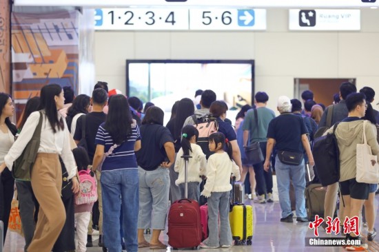 當地時間6月26日，旅客在印度尼西亞雅加達哈利姆高鐵站驗票進站。
