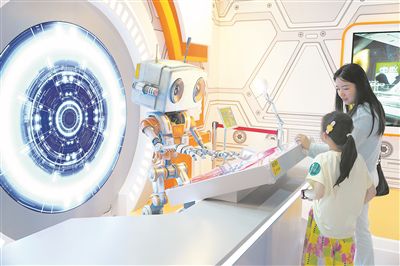 圖為觀眾觀看航天卡通角色——人工智能機器人星啟8號。本報記者 洪星攝