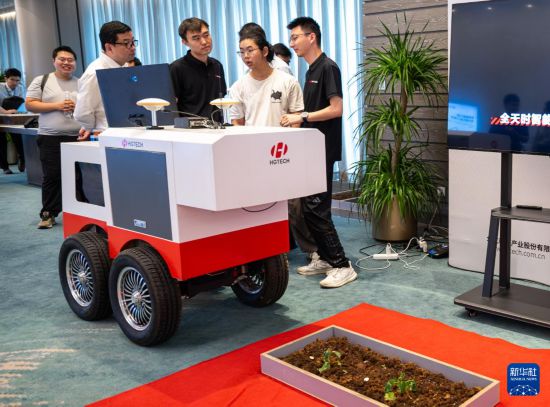 6月28日，參觀者在活動現場了解全天時智能激光除草機器人。新華社記者 肖藝九 攝