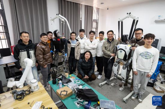 3月19日，研发团队在武汉大学机器人学习算法与软操作实验室内合影。新华社记者 肖艺九 摄