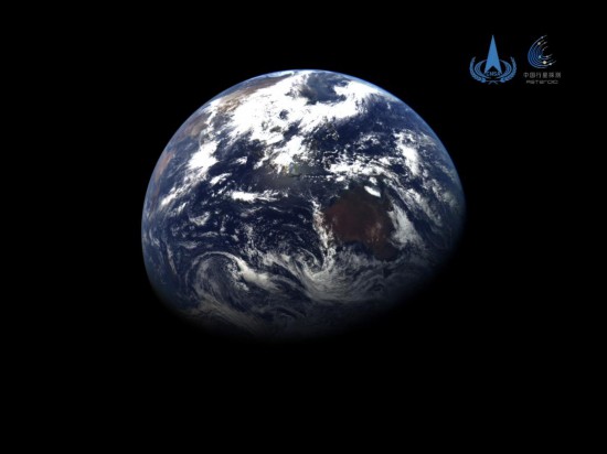 地球彩色圖，由天問二號探測器的窄視場導航敏感器於2025年5月30日13時拍攝，經輻射校正、紅綠藍（558-631nm、500-573nm、434-477nm）三波段圖像配准和彩色合成處理后制作而成。拍攝時器地距離約59萬千米。（國家航天局供圖）