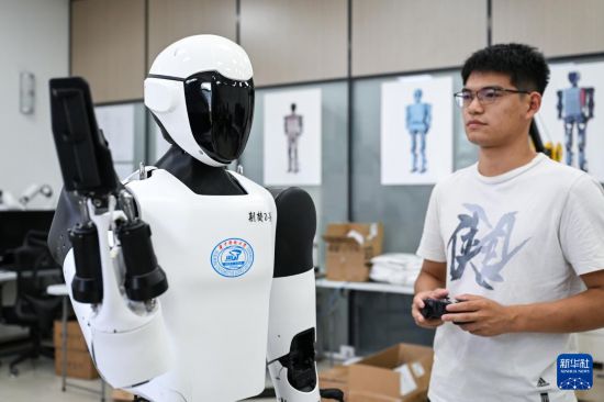 5月29日，在华中科技大学机械科学与工程学院，博士研究生林宇辰对“荆楚”人形机器人进行上肢协调运动测试。新华社记者 杜子璇 摄