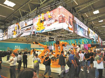 中国机器人制造商埃斯顿在展会上全方位展示自己的产品和技术。