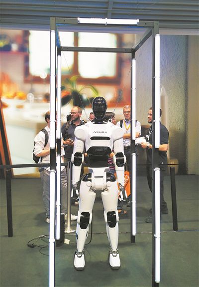 德国初创企业NEURA Robotics在展会上发布人形机器人4NE1 Gen 3。