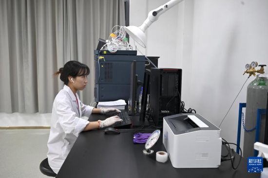 7月6日，研究人员在黄淮海（宿州）种业科技谷南京农业大学大豆生物育种中心质谱分析室工作。  新华社记者 黄博涵 摄