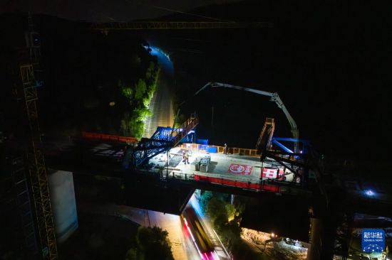 7月6日凌晨，在邵永高铁跨S236省道大桥施工现场，中铁五局工人进行连续梁合龙施工（无人机照片）。新华社记者 陈思汗 摄