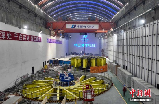 7月7日，航拍叶巴滩水电站4号机组盘车。