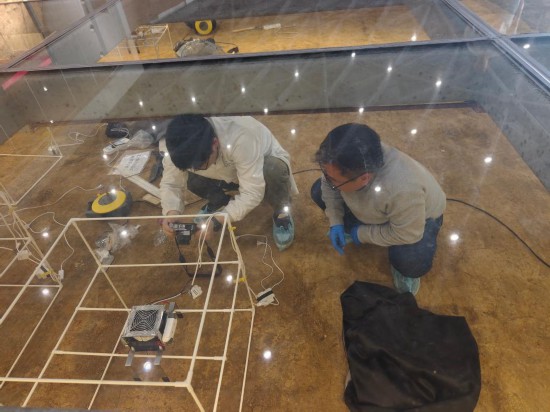 图为文保工作者在良渚古城外围水利系统的老虎岭坝址进行灯光物理法防治苔藓霉菌的试验。杭州良渚古城遗址世界遗产监测管理中心供图。