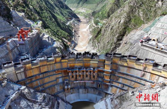 7月7日，航拍建设中的叶巴滩水电站。（无人机照片）中新社记者 王磊 摄