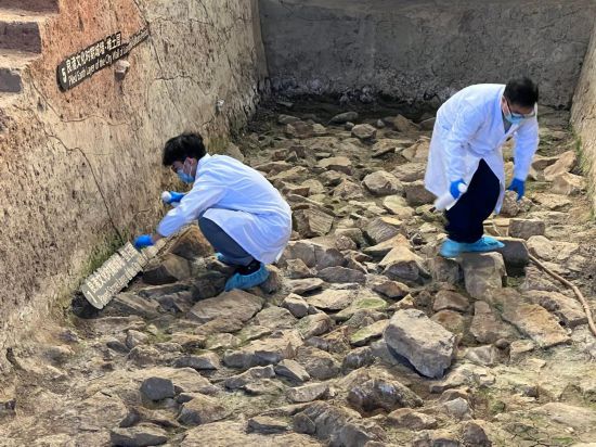 图为文保工作者在良渚古城南城墙展示点喷洒可抑制苔藓和霉菌的纯天然植物制剂。杭州良渚古城遗址世界遗产监测管理中心供图