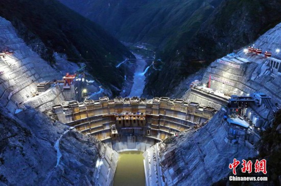 7月7日，航拍建设中的叶巴滩水电站。