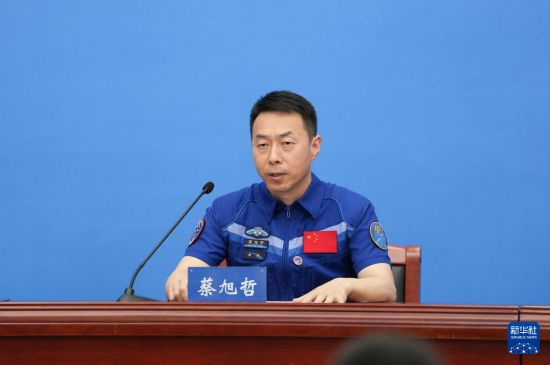 7月9日，在北京航天城，神舟十九号航天员蔡旭哲回答记者提问。新华社记者 厉彦辰 摄