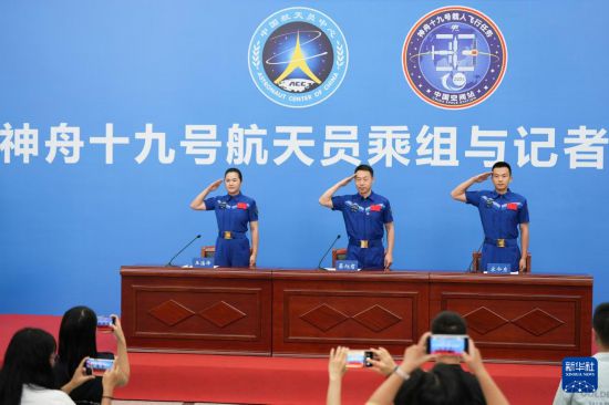 7月9日，在北京航天城，神舟十九号航天员蔡旭哲（中）、宋令东（右）、王浩泽在记者见面会上敬礼致意。新华社记者 厉彦辰 摄