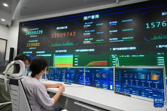 7月9日，工作人員在天津市數據發展中心工作。  新華社記者 孫凡越 攝