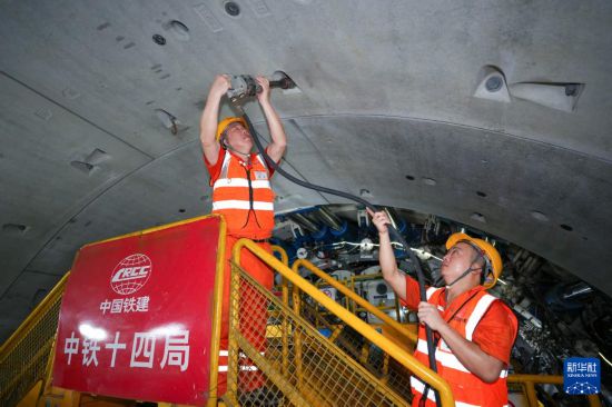 7月9日，中鐵十四局的工人在施工現場作業。新華社記者 李博 攝