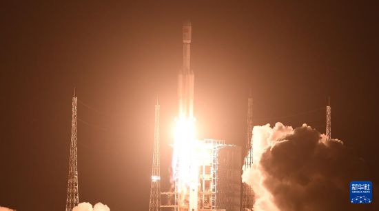 7月15日5時34分，搭載天舟九號貨運飛船的長征七號遙十運載火箭，在我國文昌航天發射場點火發射，約10分鐘后，天舟九號貨運飛船與火箭成功分離並進入預定軌道，之后飛船太陽能帆板順利展開，發射取得圓滿成功。新華社記者 楊冠宇 攝