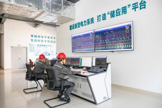 6月16日，国网湖州供电公司工作人员在长州储能电站控制中心查看运行情况。新华社记者徐昱 摄
