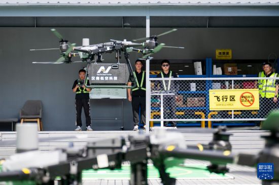 6月16日，在汉商低空港停机坪，工作人员操控一架无人机降落。新华社记者 伍志尊 摄