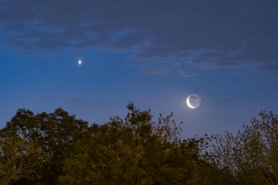 2025年4月25日,在北京亦庄拍攝的金星伴月。(馬勁 攝)