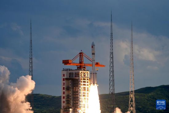 7月27日18時03分，我國在太原衛星發射中心使用長征六號改運載火箭，成功將衛星互聯網低軌05組衛星發射升空。衛星順利進入預定軌道，發射任務獲得圓滿成功。這次任務是長征系列運載火箭的第585次飛行。新華社發（王亞鵬 攝）