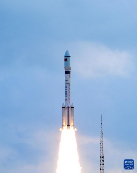 7月27日18時03分，我國在太原衛星發射中心使用長征六號改運載火箭，成功將衛星互聯網低軌05組衛星發射升空。衛星順利進入預定軌道，發射任務獲得圓滿成功。這次任務是長征系列運載火箭的第585次飛行。新華社發（王亞鵬 攝）