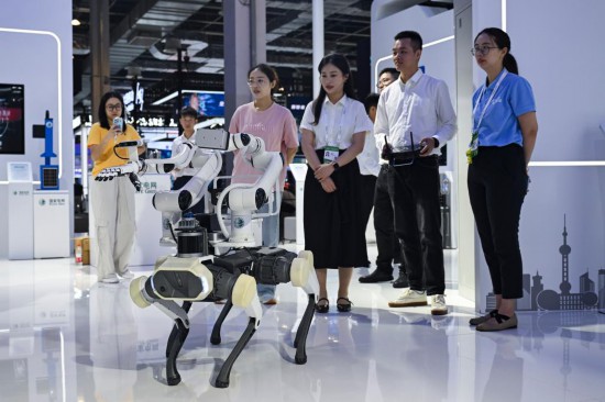 7月29日，参观者在国家电网展区围观一款用于巡检工作的机器狗。