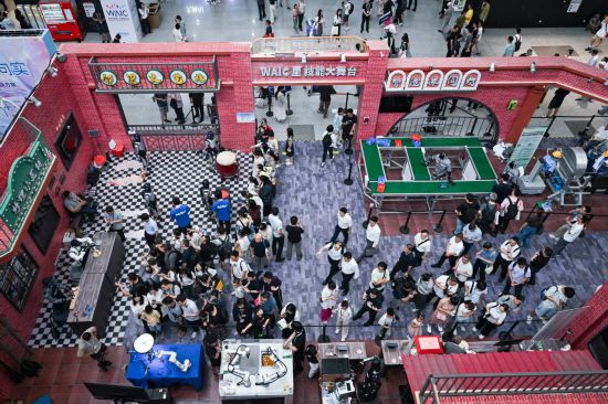 这是7月29日拍摄的“WAIC里技能大舞台”，多款机器人在此进行技能展示。