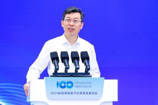 在近日舉行的2025新能源智能汽車新質發展論壇上，中國電動汽車百人會副理事長兼秘書長張永偉表示，從現在到2030年是培育智能駕駛文化、普及低階智能駕駛的關鍵階段，各大企業需制訂好智能汽車發展目標和戰略，在接下來的全球競爭中搶佔先機。