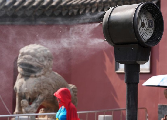 沈阳故宫入口处安装了冷雾降温风扇，为游客送上清凉。新华社记者 李钢 摄