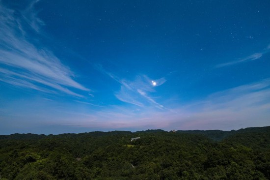 2025年8月13日凌晨，在广西壮族自治区大明山国家级自然保护区拍摄的木星（上）和金星（下）。（王晋摄，星联CSVA供图）