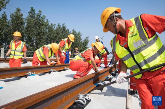 9月1日，工作人員在河北省河間市施工。     新華社發（袁瑞宇 攝）