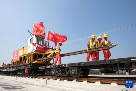 9月1日，工作人員在河北省河間市施工。新華社發（袁瑞宇 攝）