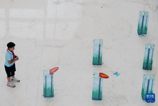   9月7日，2025年河北省石家庄市“全國科普月”科學教育實踐活動在欒城區航空中心舉行，小朋友參加無人機“滅火”賽。       新華社發（李明發攝）