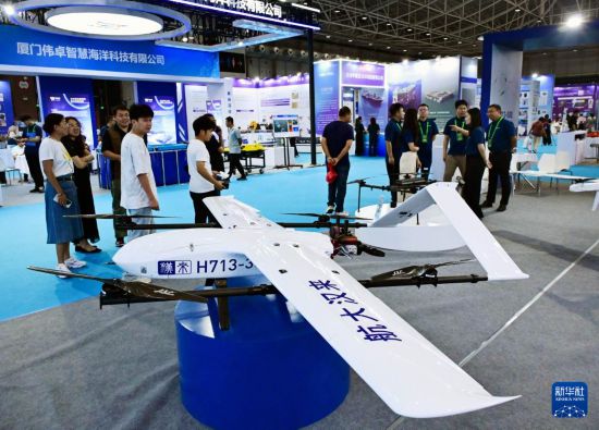 9月8日，參觀者在2025東亞海洋博覽會科技裝備展區參觀。     新華社記者 李紫恆 攝