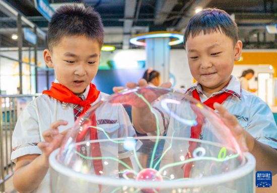   9月7日，在江蘇省海安市科技館，海安市南屏小學學生體驗科普小裝置。       新華社發（翟慧勇攝）