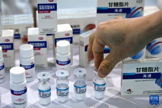 9月8日，工作人員在2025東亞海洋博覽會海洋生物醫藥展區介紹展品。     新華社記者 李紫恆 攝