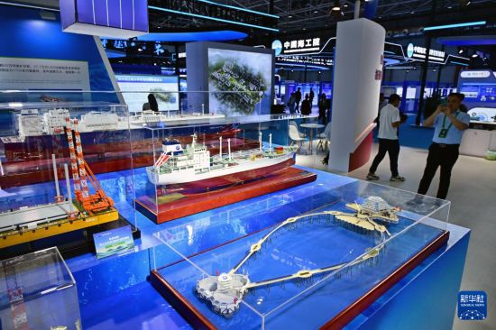 9月8日，參觀者在2025東亞海洋博覽會海洋發展成果展區參觀。     新華社記者 李紫恆 攝