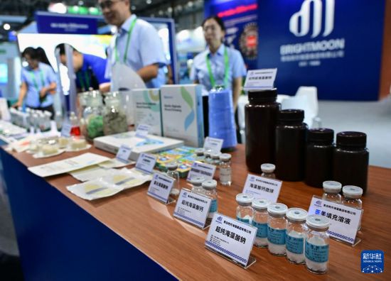 9月8日，參觀者在2025東亞海洋博覽會海洋生物醫藥展區參觀。     新華社記者 李紫恆 攝