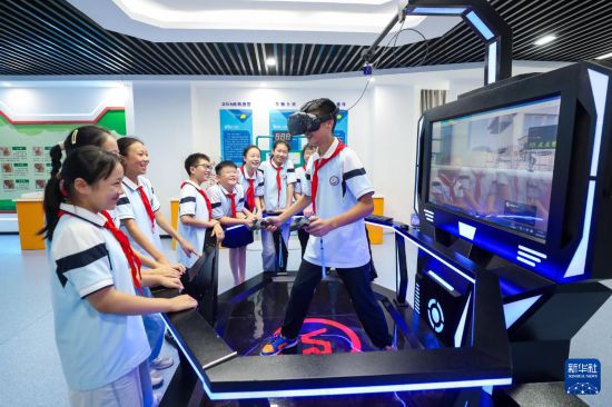  9月8日，江蘇省泰州市姜堰區淮海小學學生在校園科技館體驗VR項目。新華社發（周社根攝）